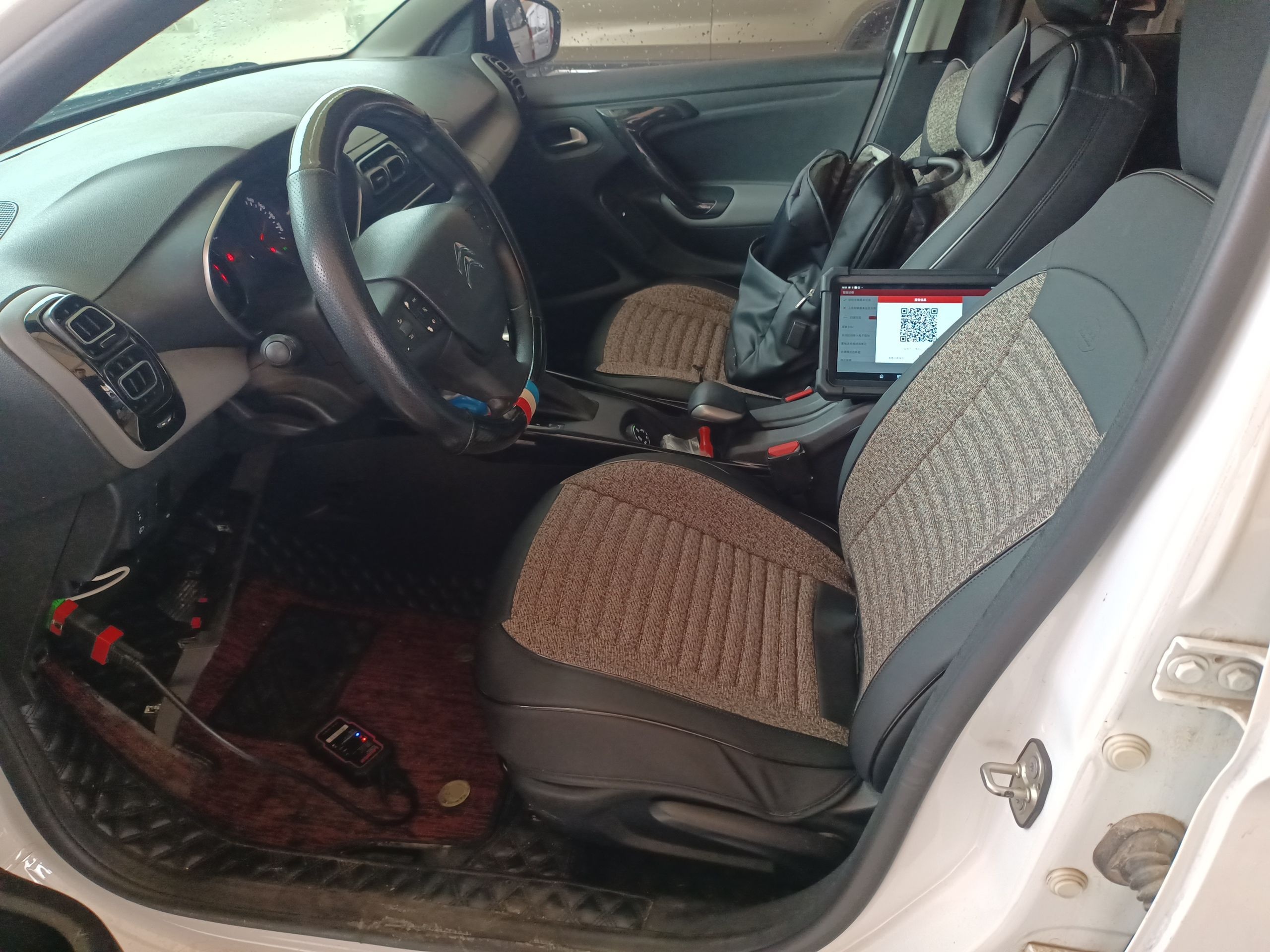 المقاعد الأمامية داخل السيارة