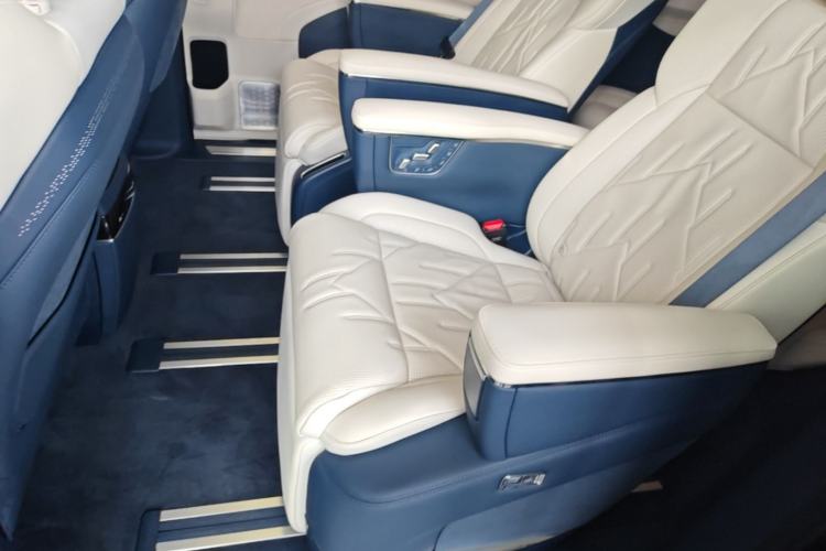 Used Zeekr 009 2024 7-Seater Walk-Through Version Four-Wheel Drive 108 kWh Left Rear Seat