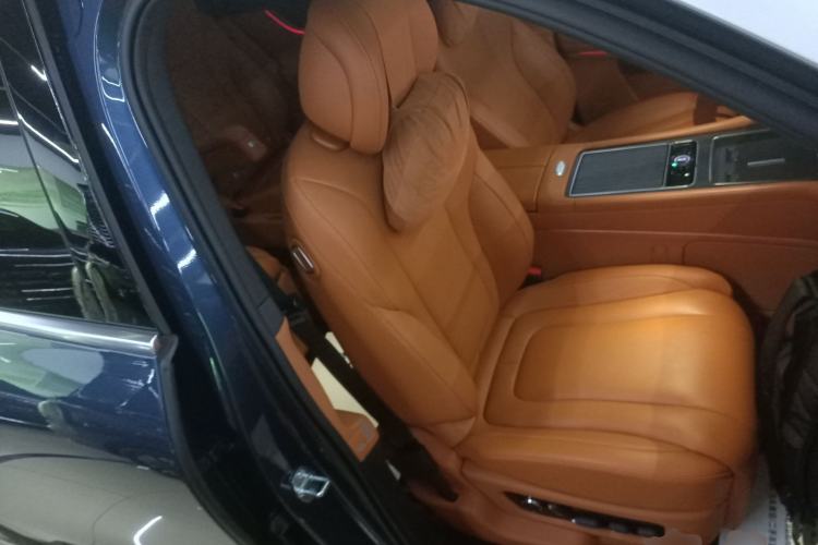 Used Hima AITO M9 2024 Range-Extended Ultra Version 42 kWh 6-Seater Model Right Front Seat