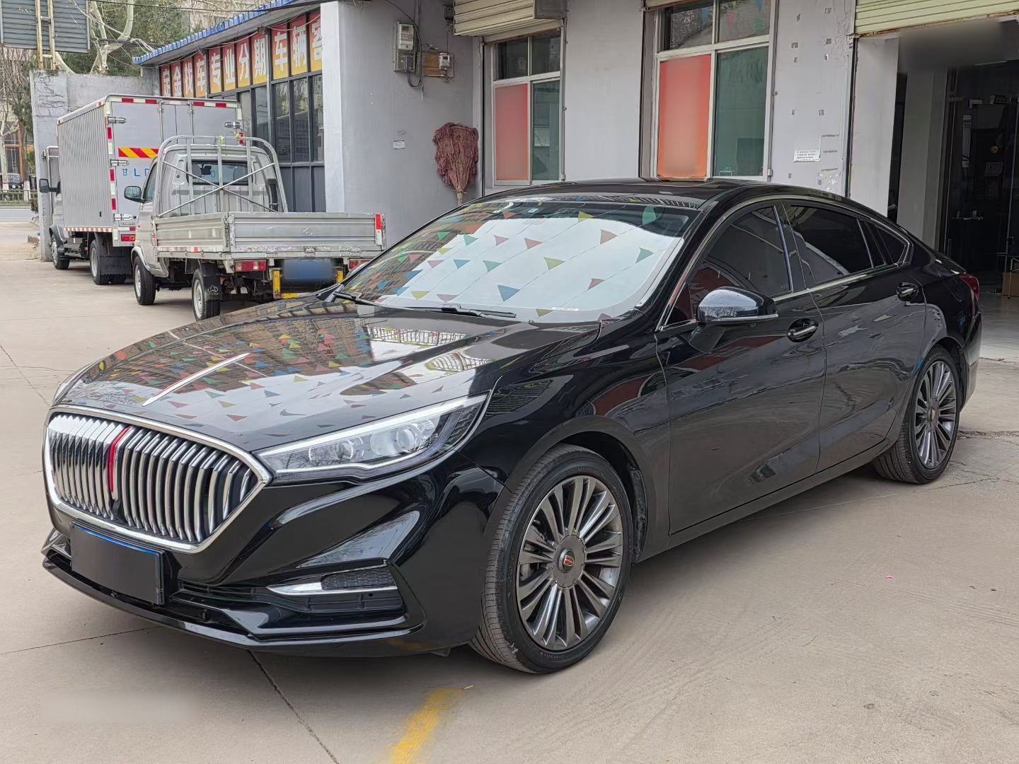 تحت مقدمة السيارة