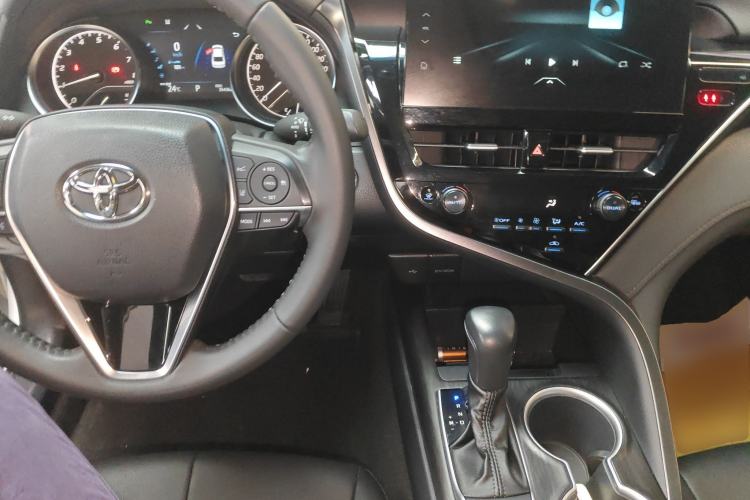 Used Toyota Camry 2021 2.0G Luxury Edition Center Console