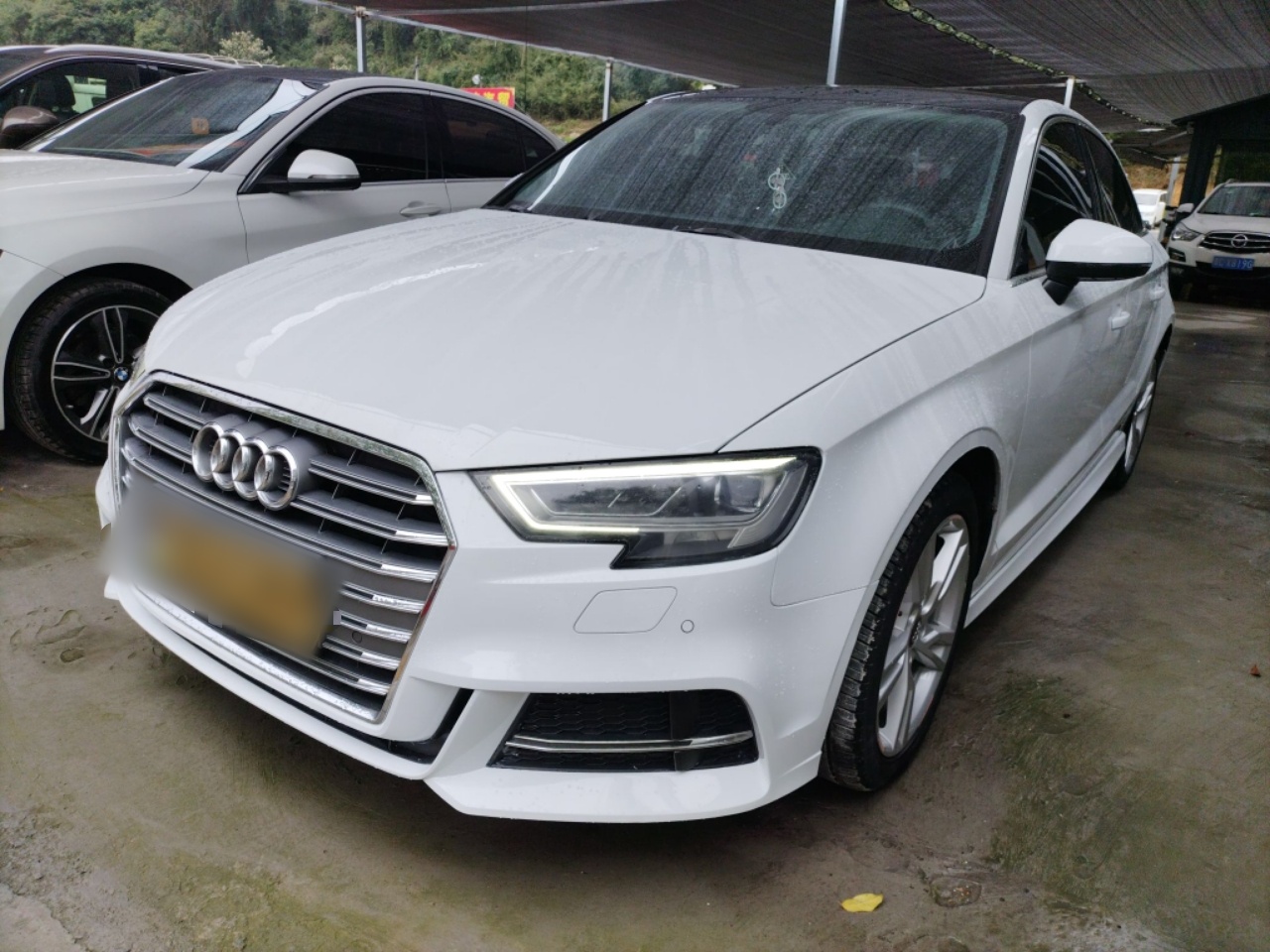 تحت مقدمة السيارة