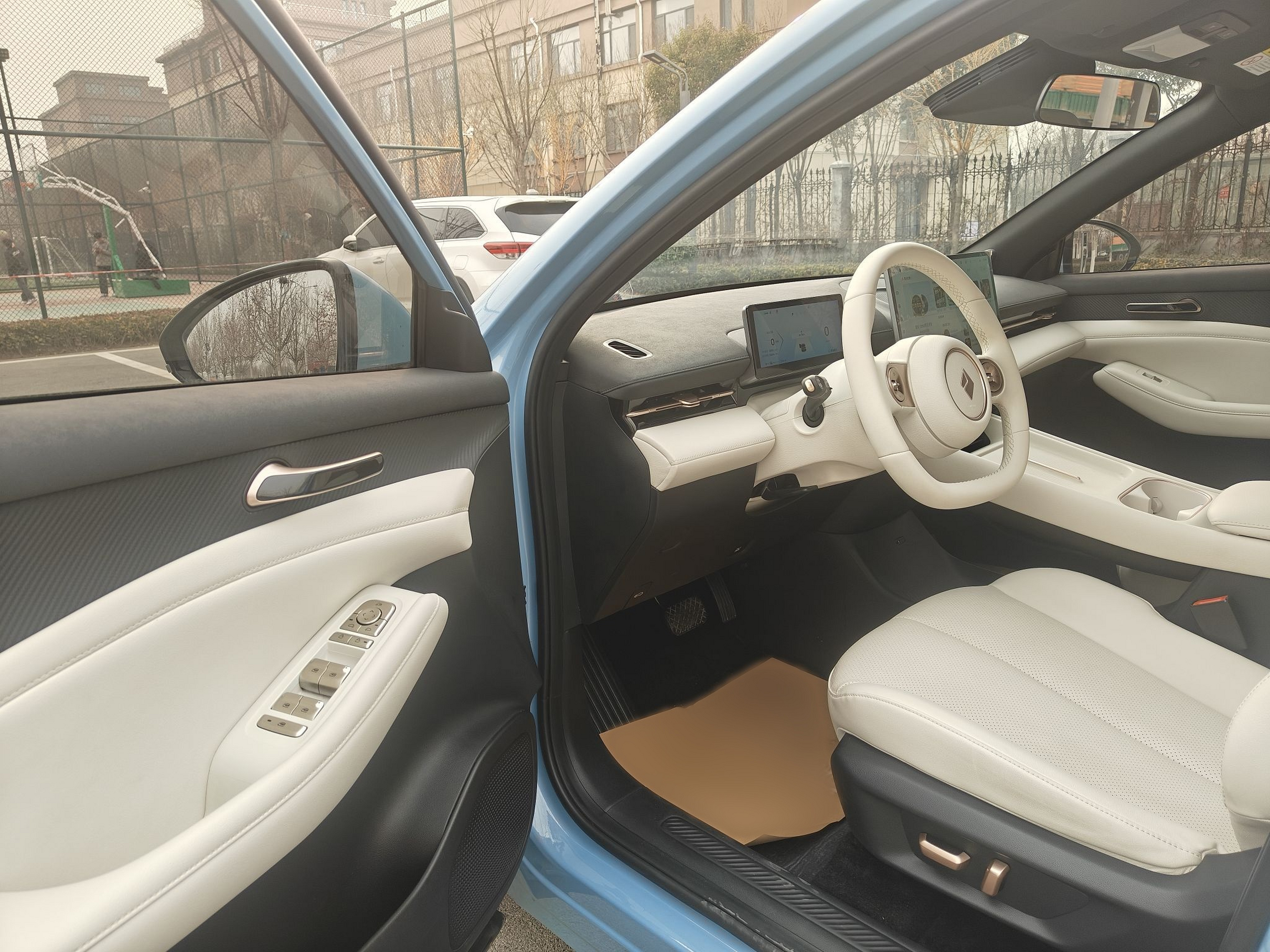 المقاعد الأمامية داخل السيارة