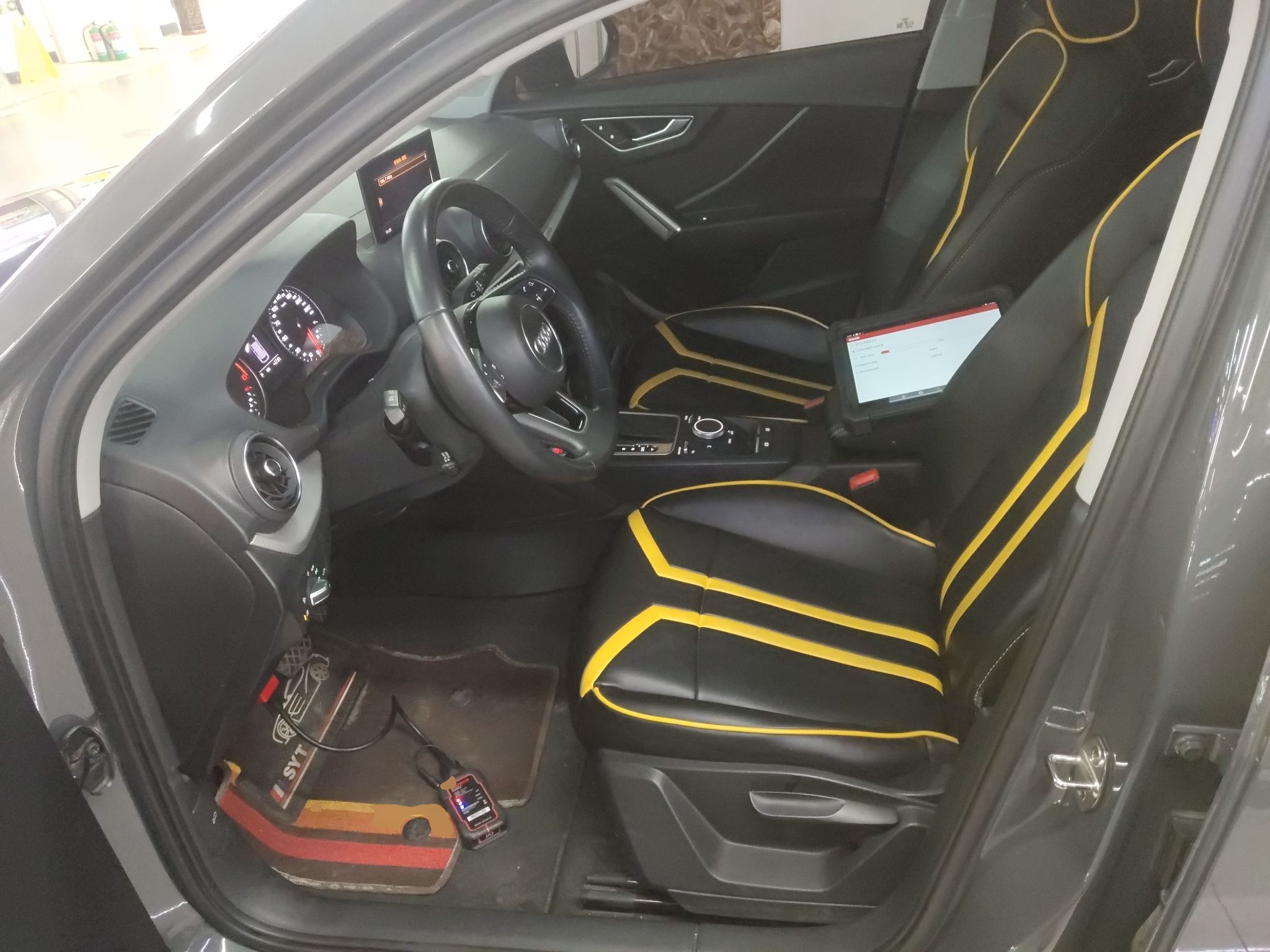 المقاعد الأمامية داخل السيارة