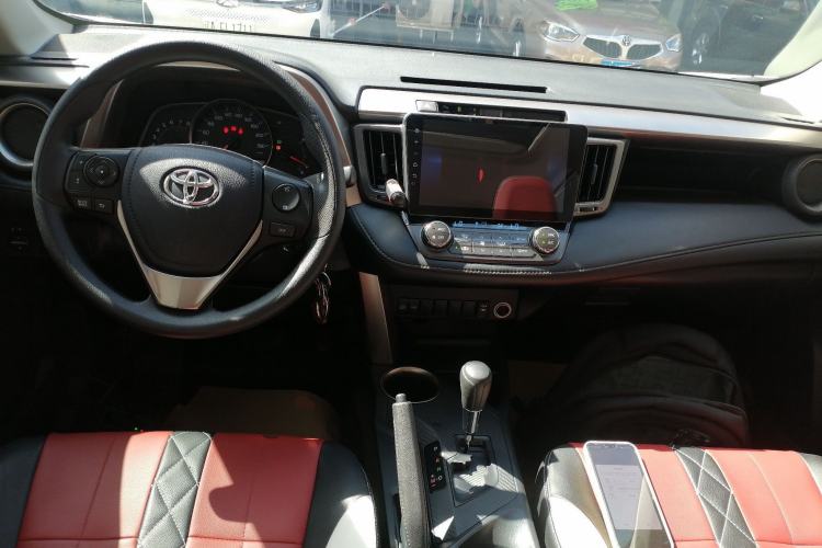 Used Toyota RAV4 2015 2.0L CVT Two-Wheel Drive Fashion Edition Center Console