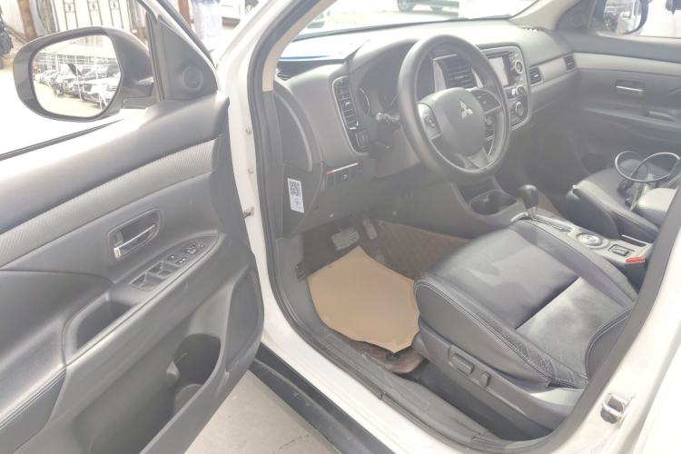 Used Mitsubishi Outlander 2014 2.4L 4x4 Deluxe Value Edition 5 Seats Driver Seat