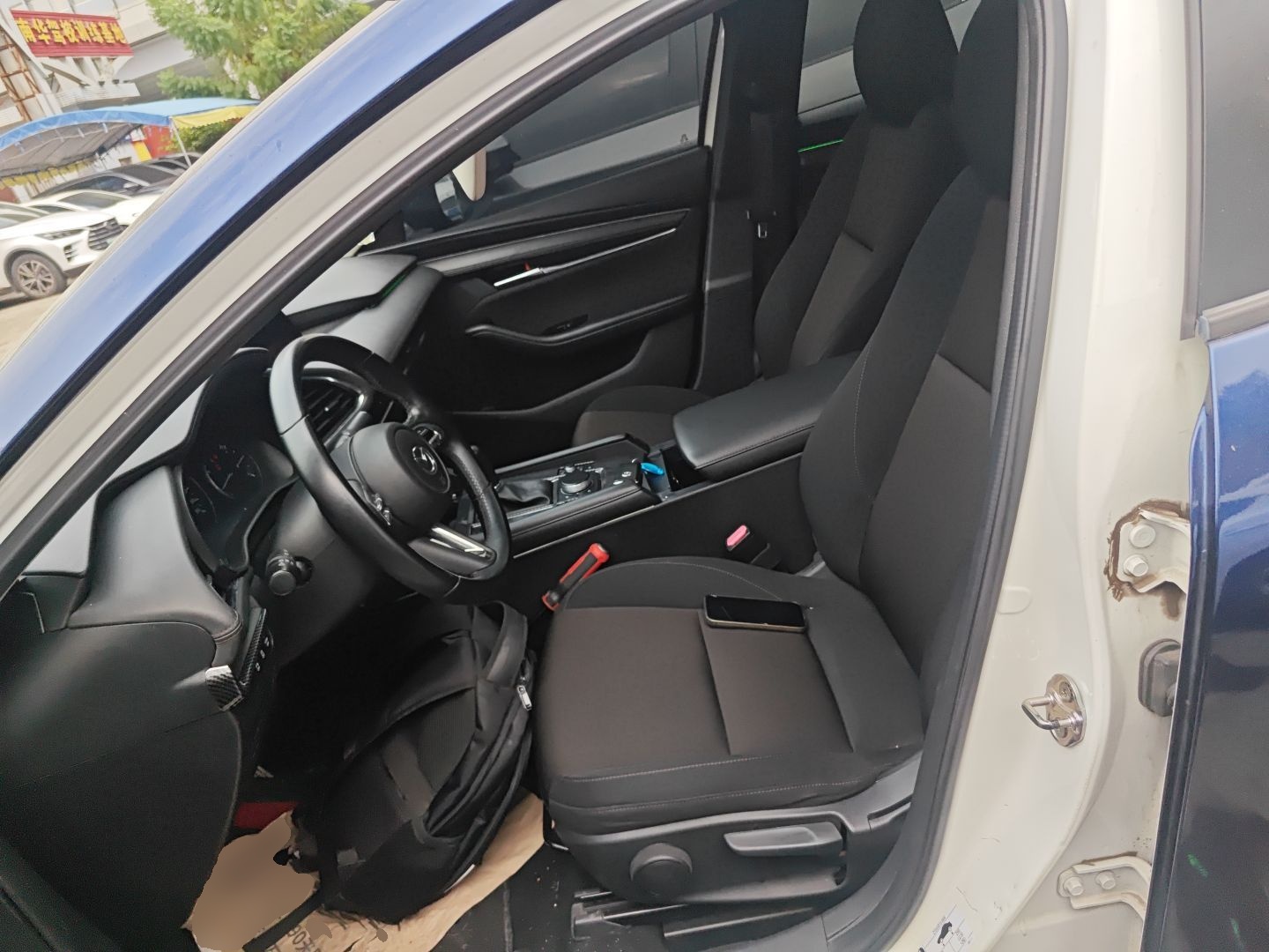 المقاعد الأمامية داخل السيارة