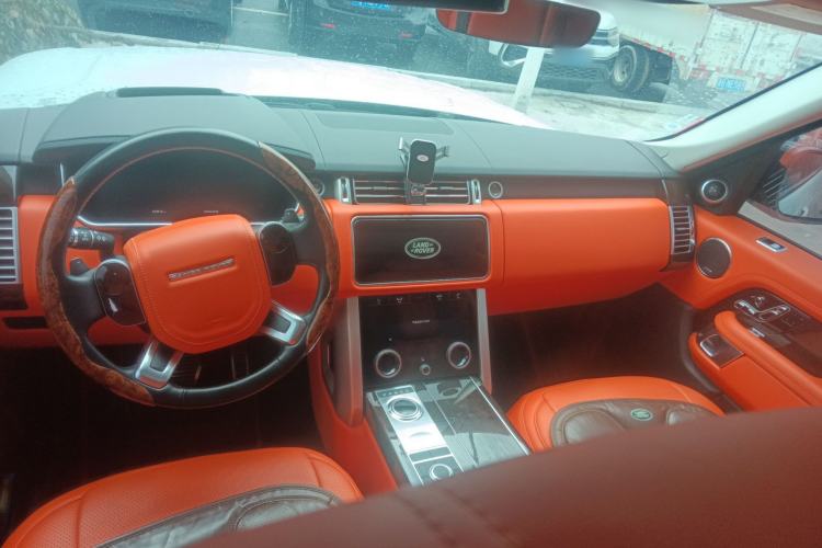 Used Land Rover Range 2022 3.0 L6 400 PS Classic Extended Version Center Console