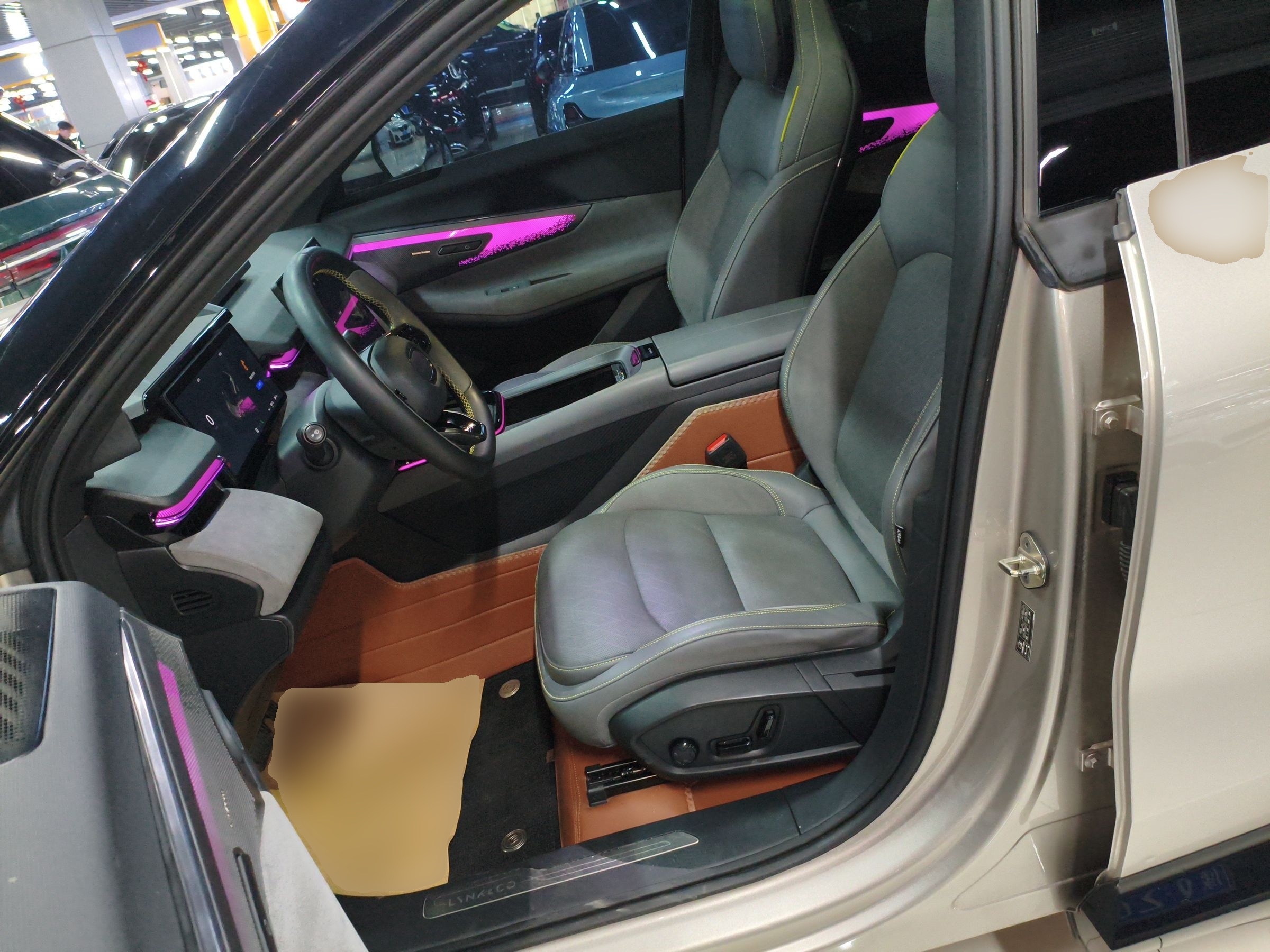 Переднее сиденье в автомобиле