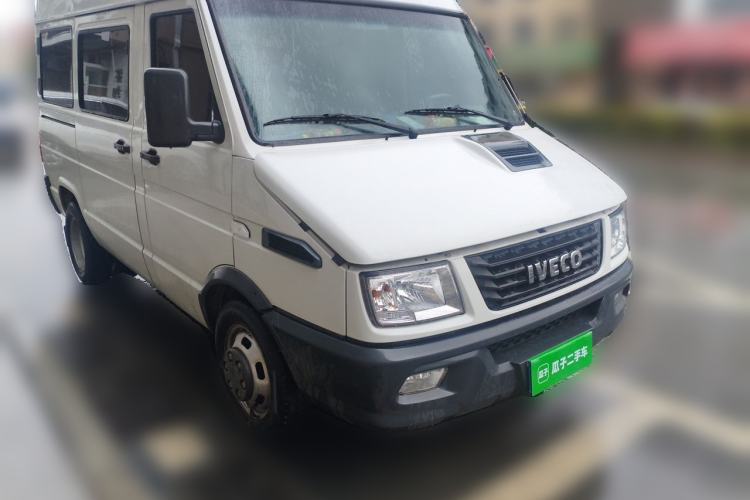 Used Iveco Daily 2021 2.5T A35 M1 Passenger Van 5-9 Seater Short Wheelbase Mid-Roof Design Dual Tires Side Sliding Door