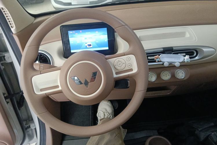 Used Wuling Hongguang MINIEV 2025 Four-Door Version Advanced Edition Center Console