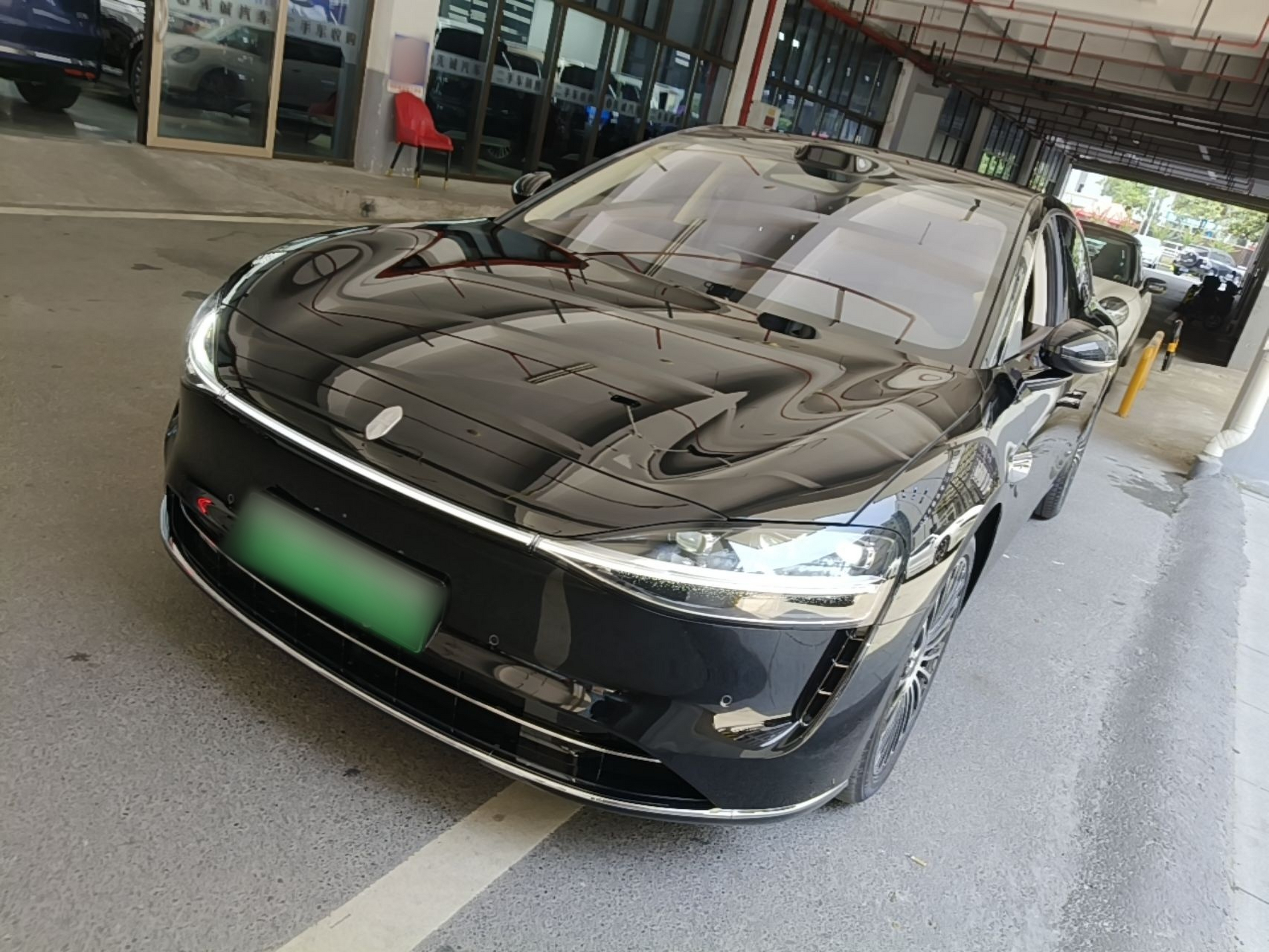 Под передней частью автомобиля