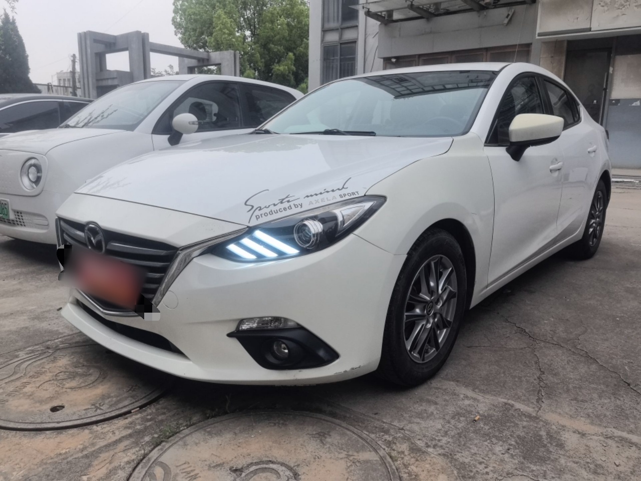 Под передней частью автомобиля