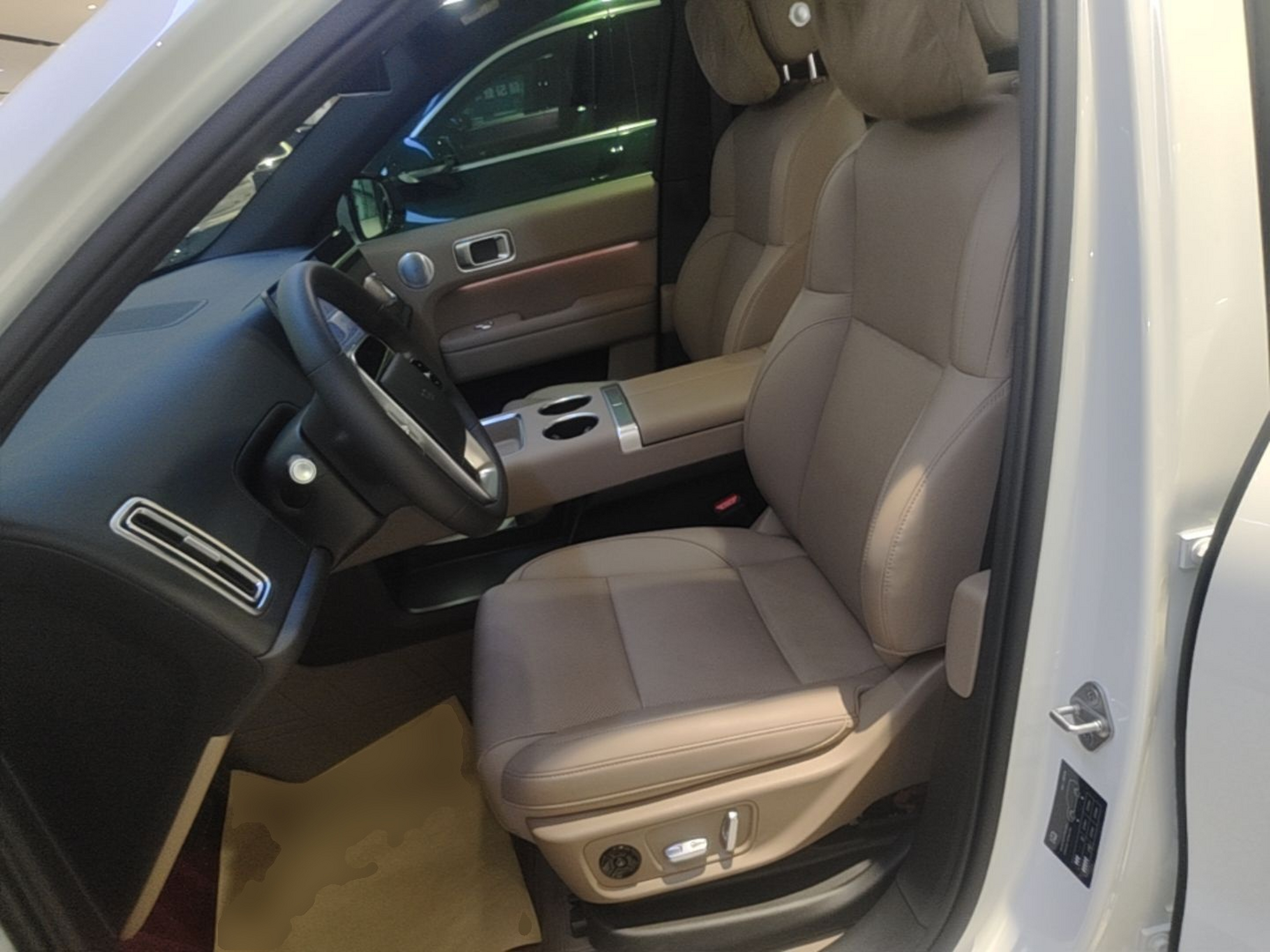 المقاعد الأمامية داخل السيارة
