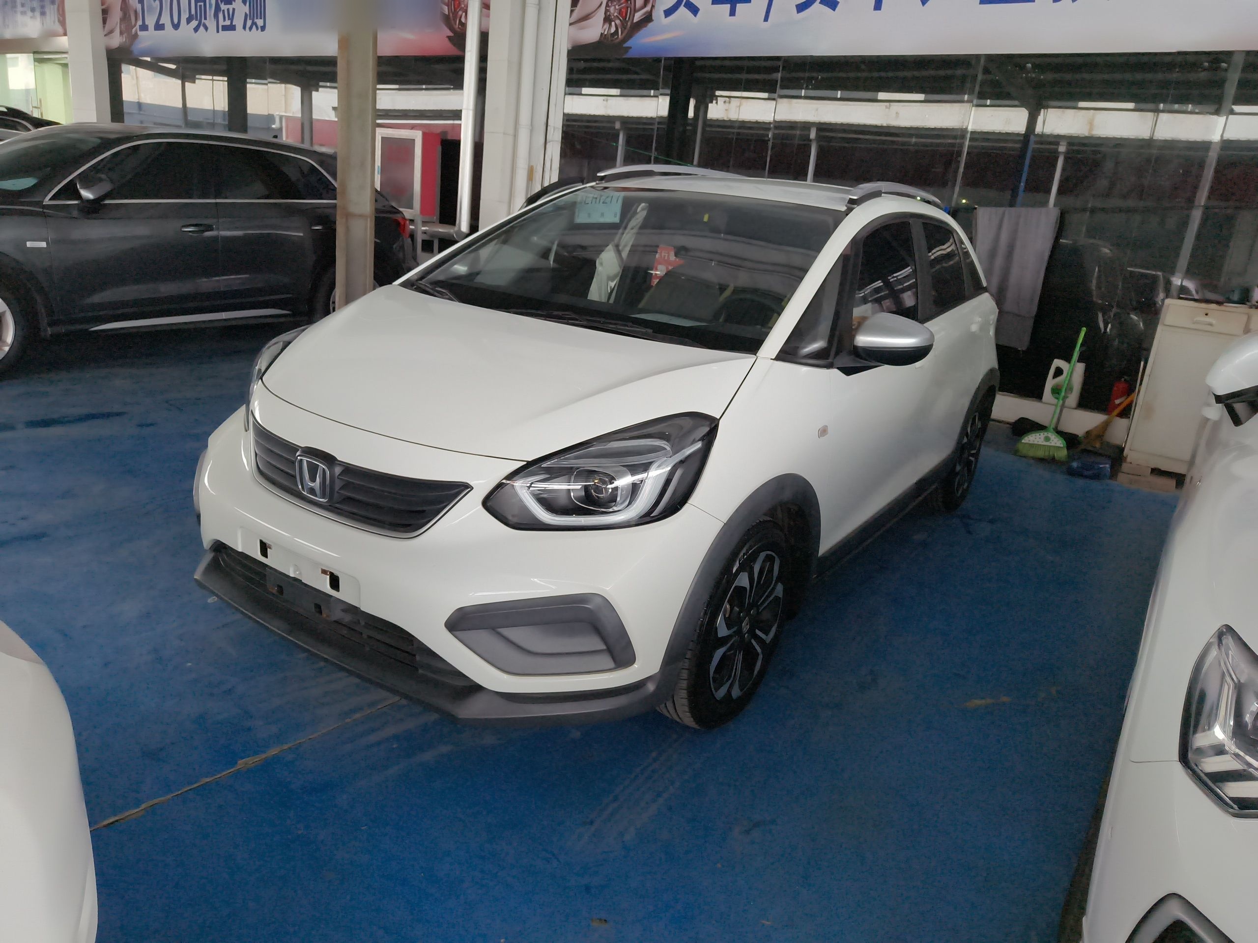 Под передней частью автомобиля