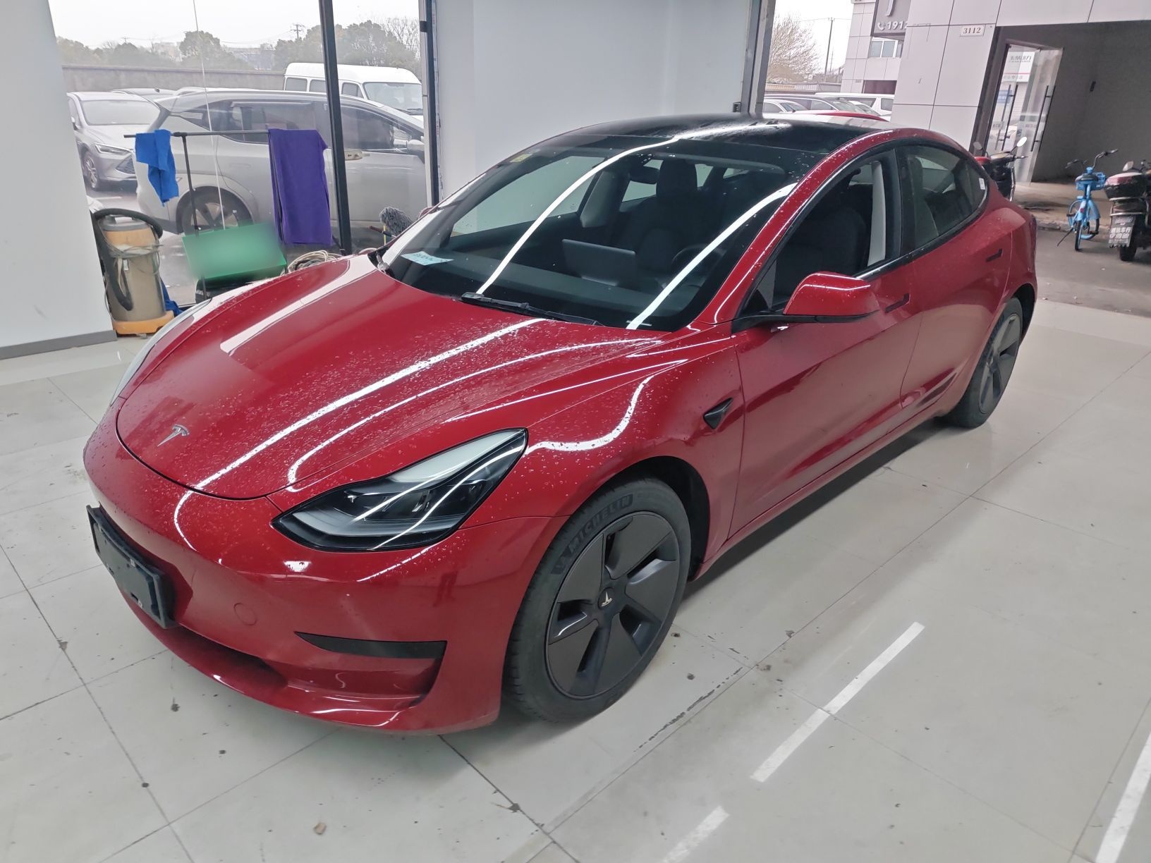 Под передней частью автомобиля