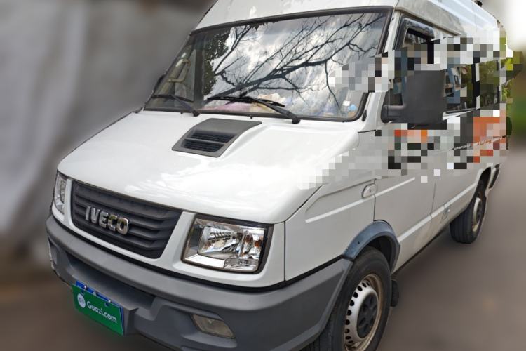 Used Iveco Daily 2020 2.5T A35 Passenger Van Single-Tire Mid-Roof Design 5-9 Seats China V Emission Standard