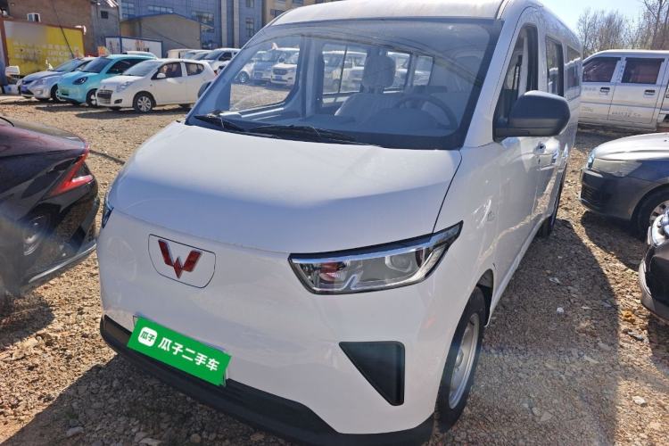 Used Wuling Yangguang 2024 300KM Comfort Version Passenger Van 75kW
