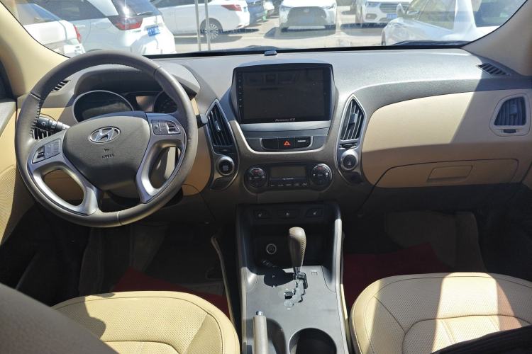 Used Hyundai ix35 2012 2.0L Automatic Two-Wheel Drive Elite Edition GLS Center Console