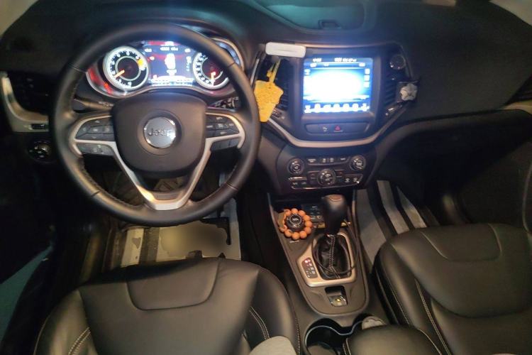 Used Jeep Cherokee 2016 2.4L Professional Smart Version Center Console
