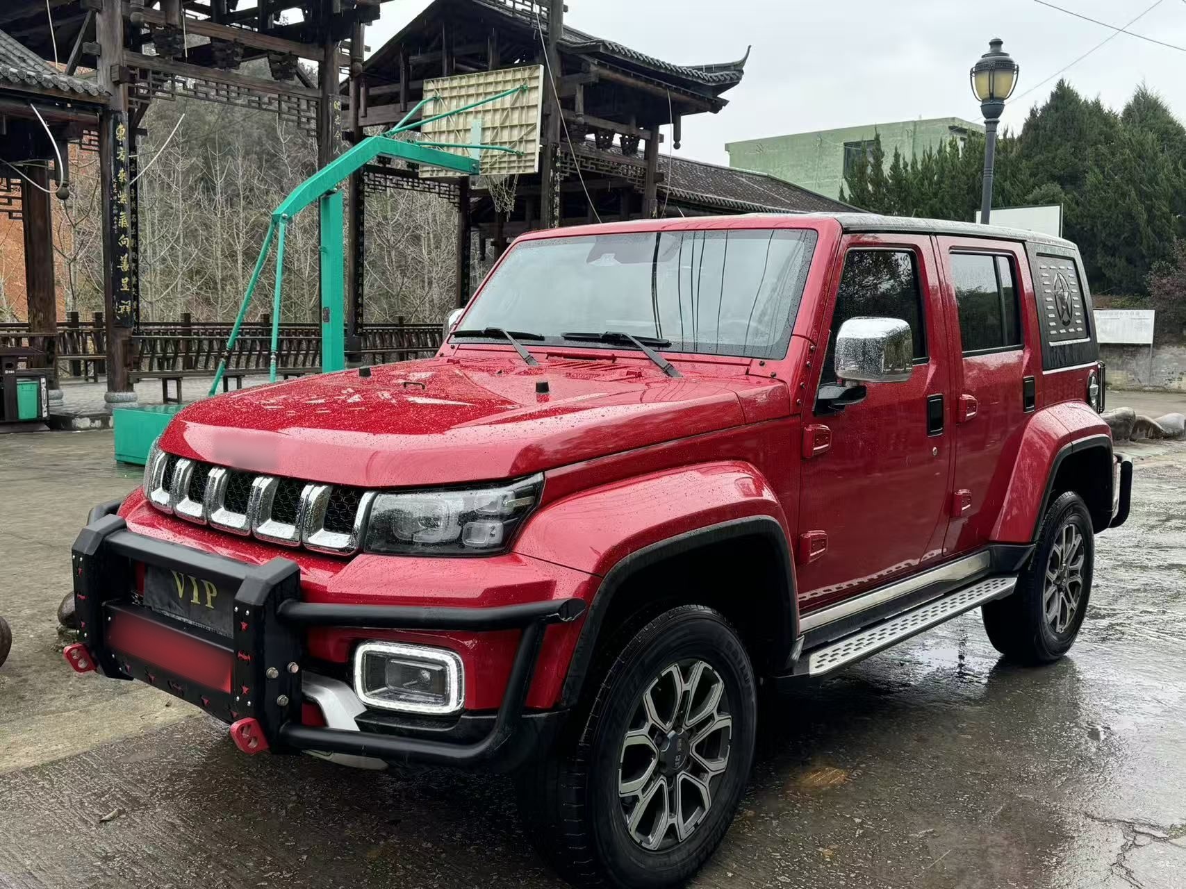 تحت مقدمة السيارة