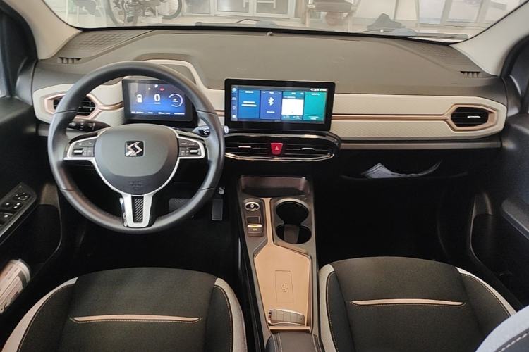 Used SOL E10X 2021 302 km Range Luxury Version 30.2 kWh Center Console