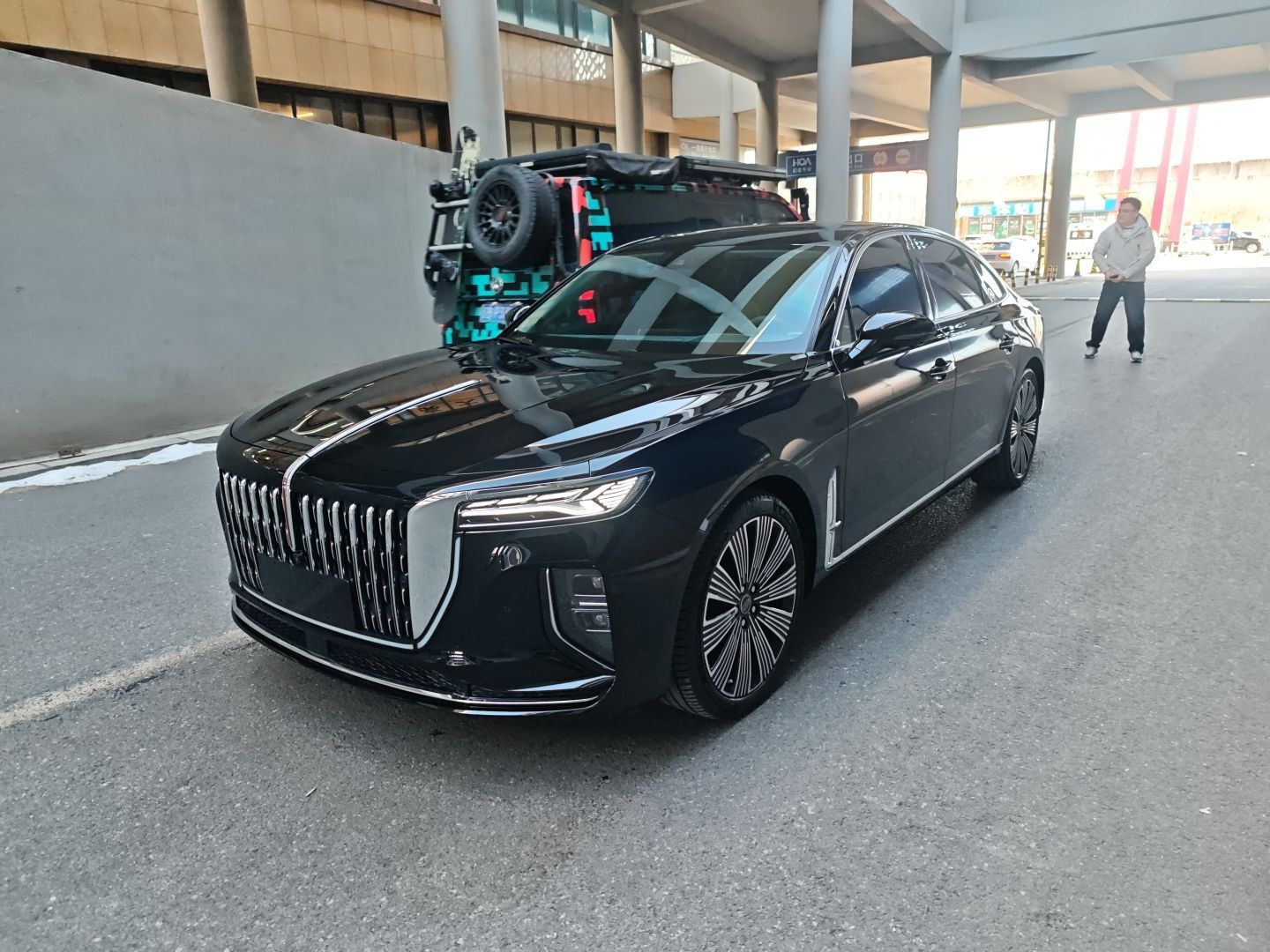 Под передней частью автомобиля