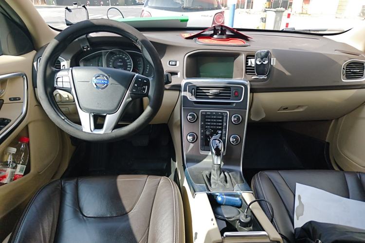 Used Volvo S60 2014 S60L 2.0T Zhiyuan Edition
