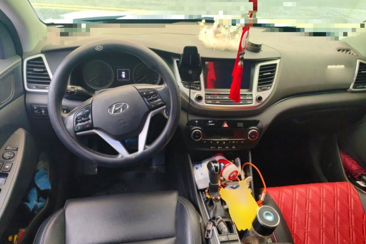 Used Hyundai Tucson 2018 1.6T Dual-Clutch Two-Wheel Drive 15th Anniversary Special Edition Center Console