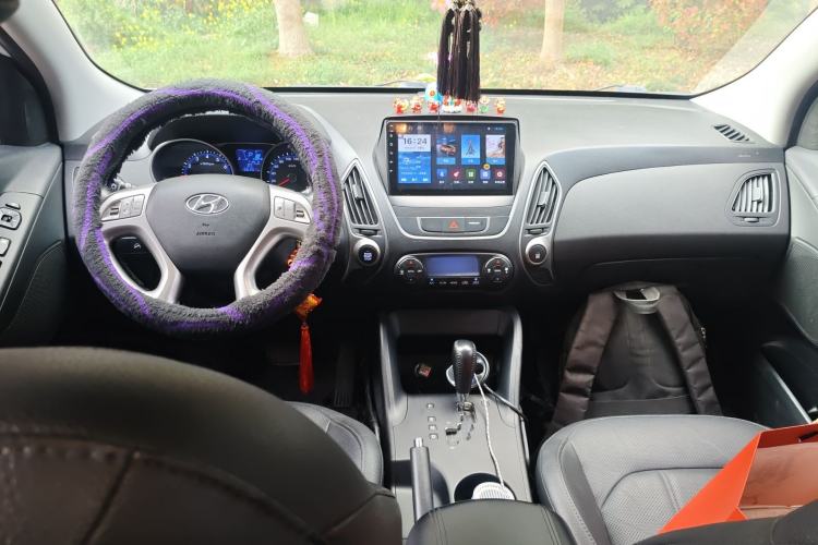 Used Hyundai ix35 2015 2.0L Automatic 2WD Smart Type China IV Center Console