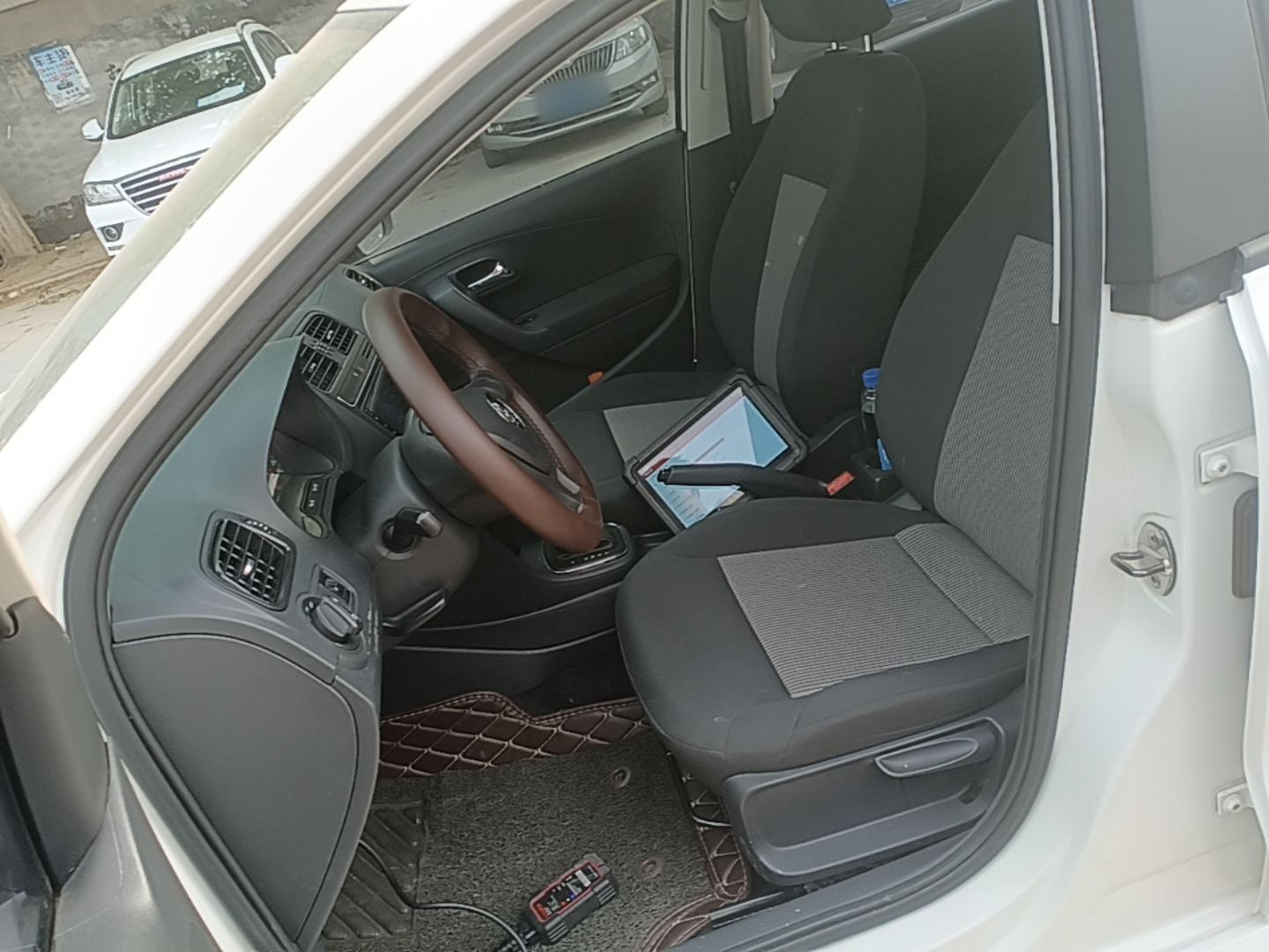 Переднее сиденье в автомобиле