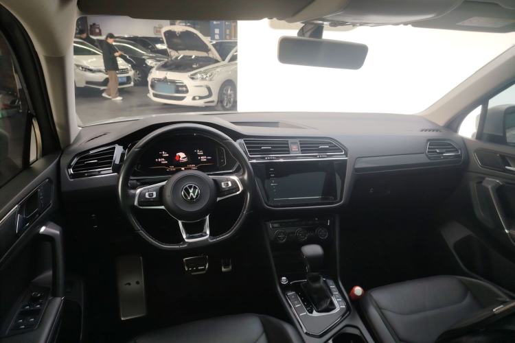 Used Volkswagen Tiguan L 2021 330TSI Automatic Two-Wheel Drive R-Line Enhanced Edition Center Console