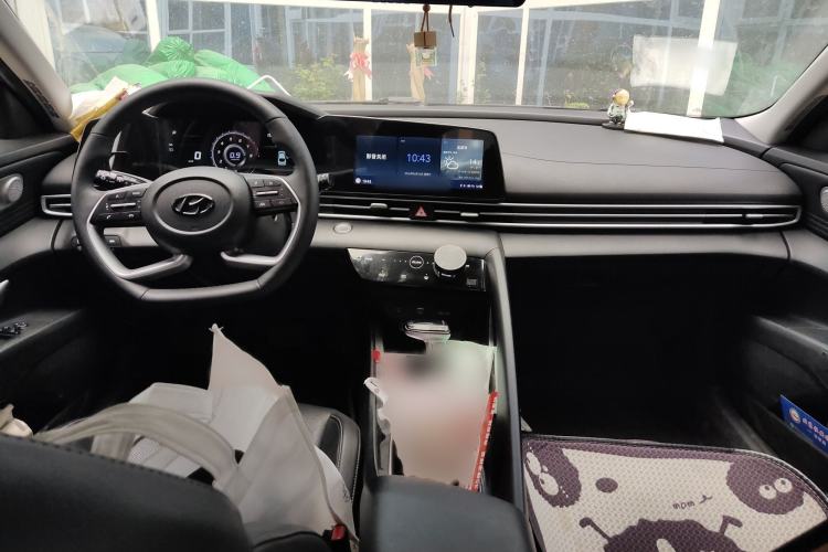 Used Hyundai Elantra 2022 1.5L CVT LUX Prestige Edition Interior 2