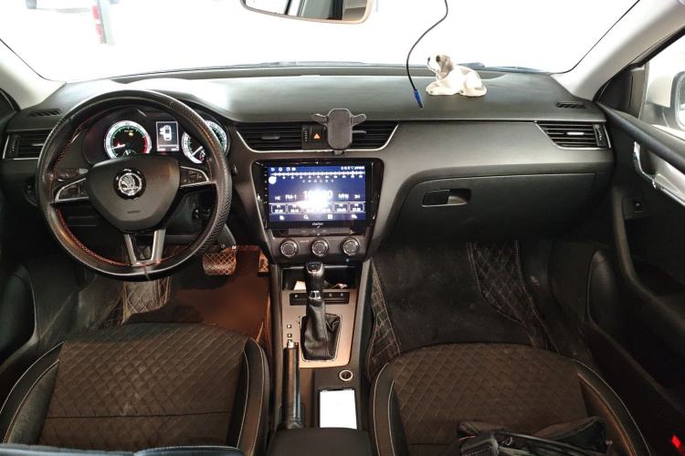 Used Skoda Octavia 2018 1.6L Automatic Luxury Edition Center Console