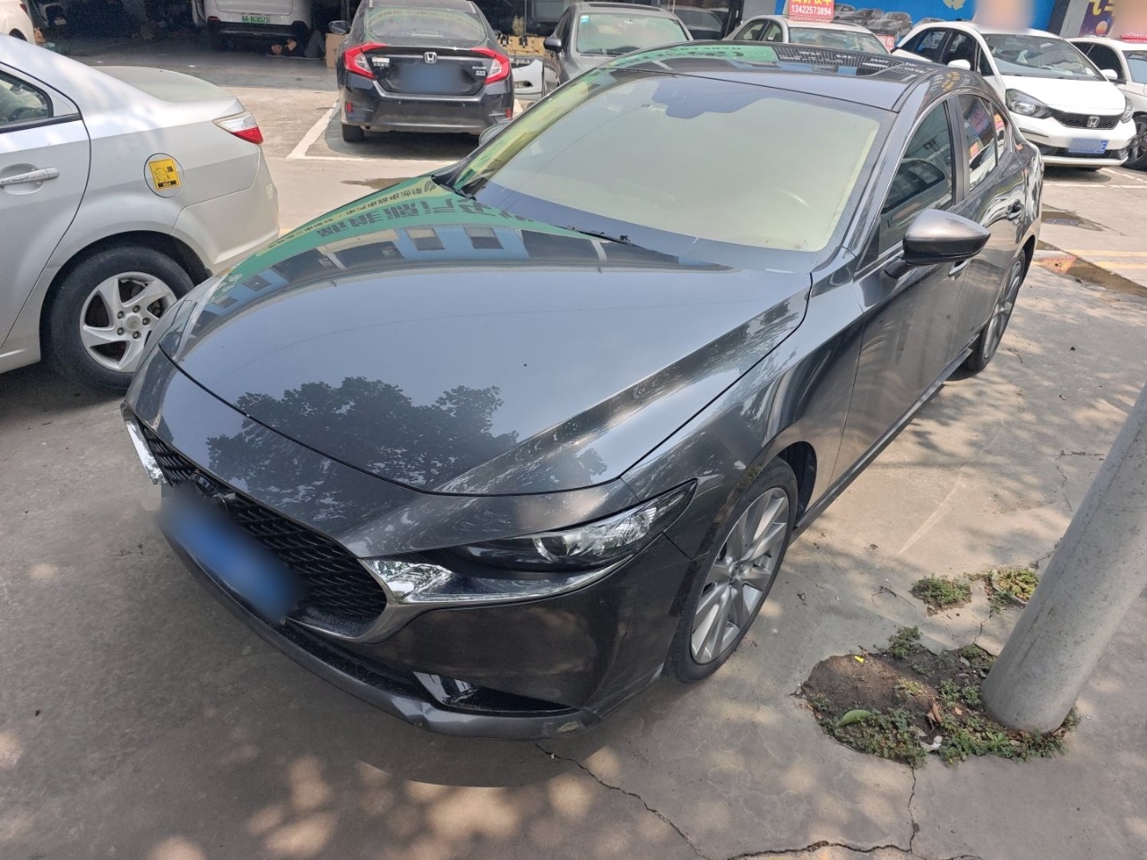 Под передней частью автомобиля