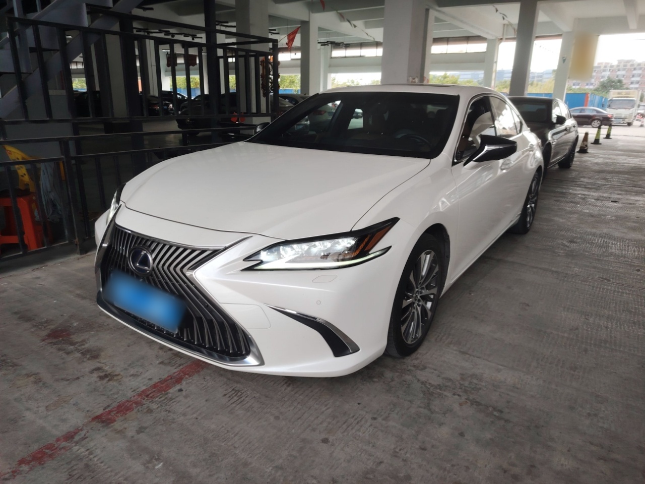 تحت مقدمة السيارة