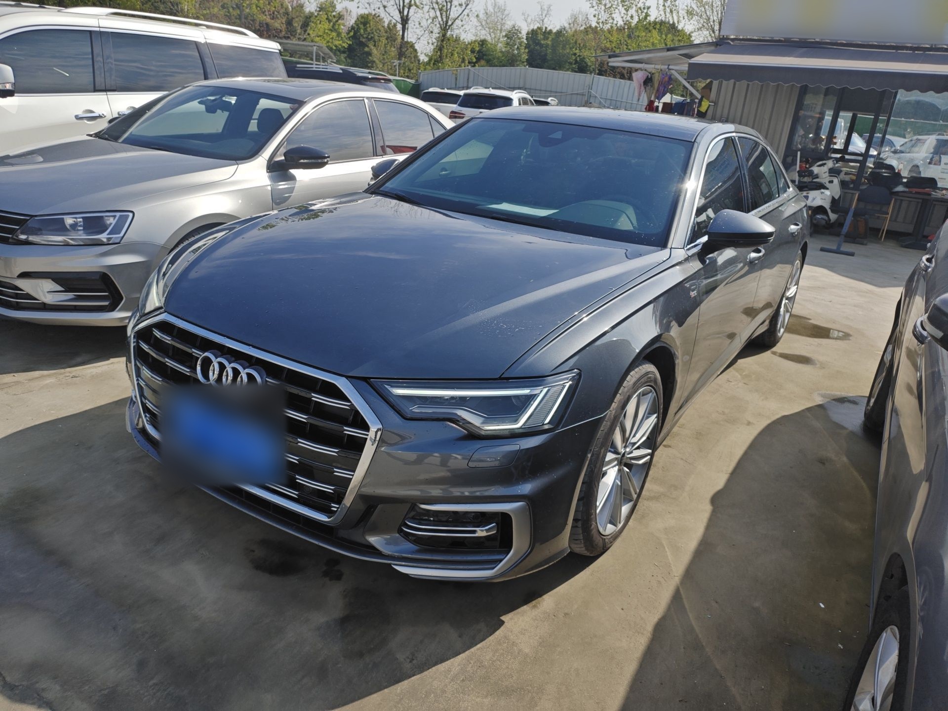 تحت مقدمة السيارة