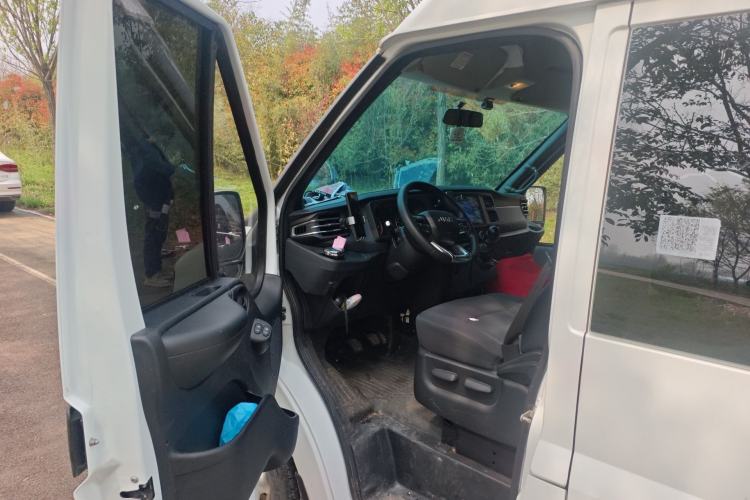 Used JMC Fushun 2022 2.0T Manual Multi-Function Passenger Vehicle Short Wheelbase Mid-Height Roof 6-Seater
