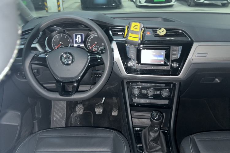 Used Volkswagen Touran 2016 Volkswagen Touran L 280TSI Manual Comfort Edition Center Console