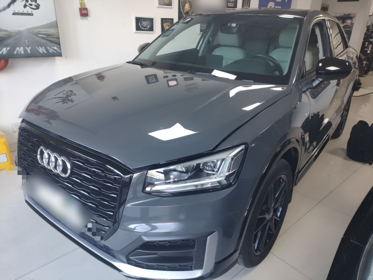 تحت مقدمة السيارة