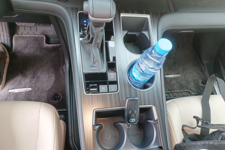 Used Toyota Sienna 2023 2.5L Hybrid Deluxe Edition