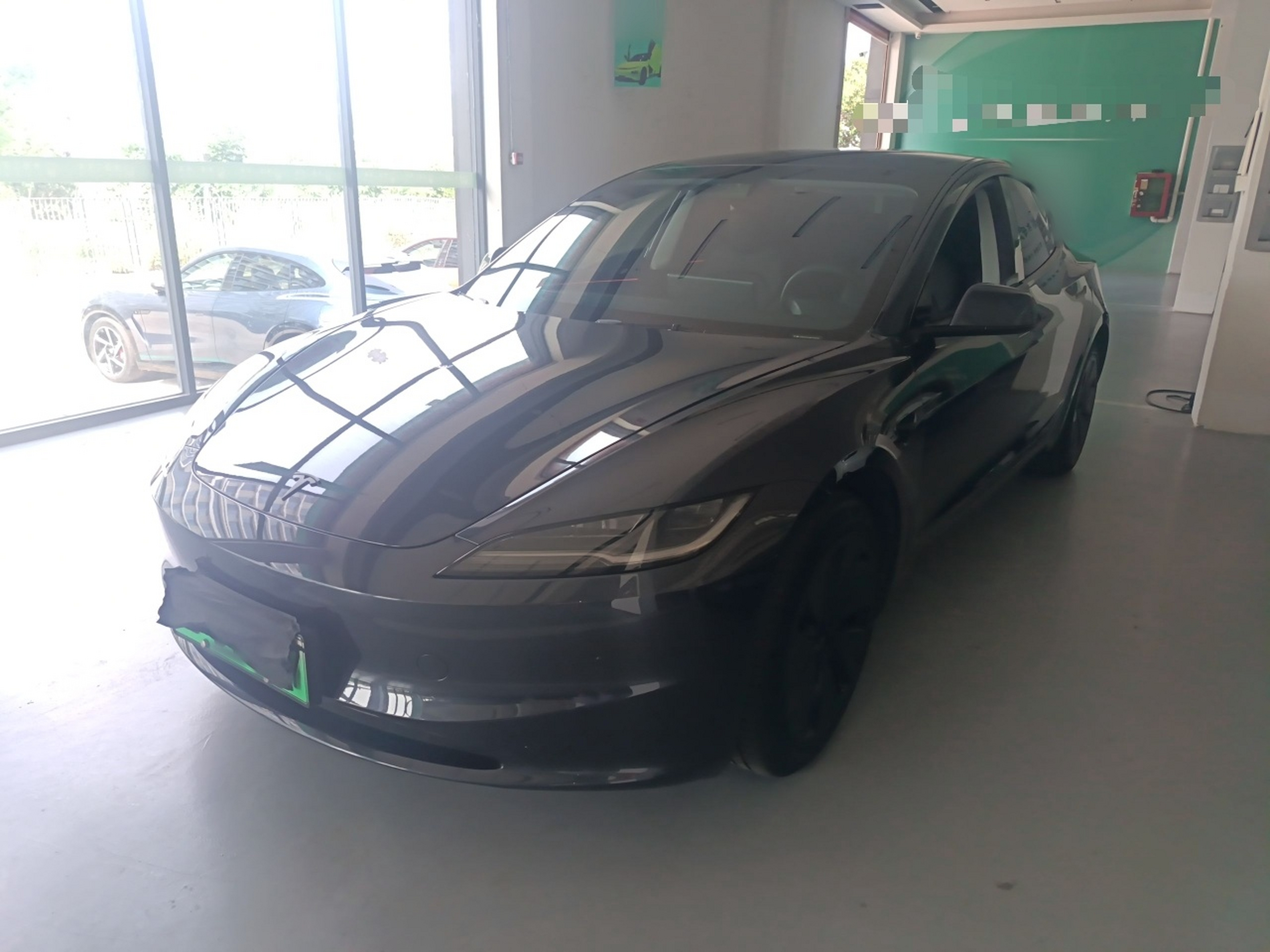 Под передней частью автомобиля