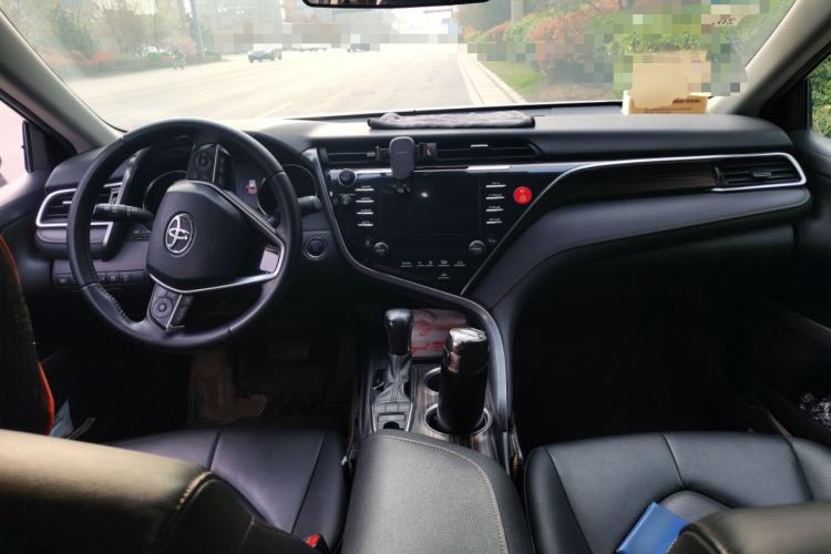 Used Toyota Camry 2018 2.5G Luxury Edition Center Console