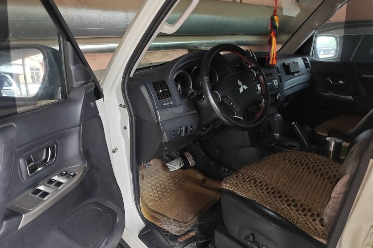 Used Mitsubishi Pajero 2012 3.8L Flagship Edition Interior 3