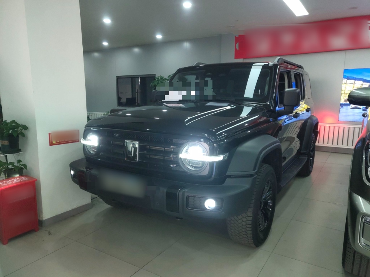 تحت مقدمة السيارة