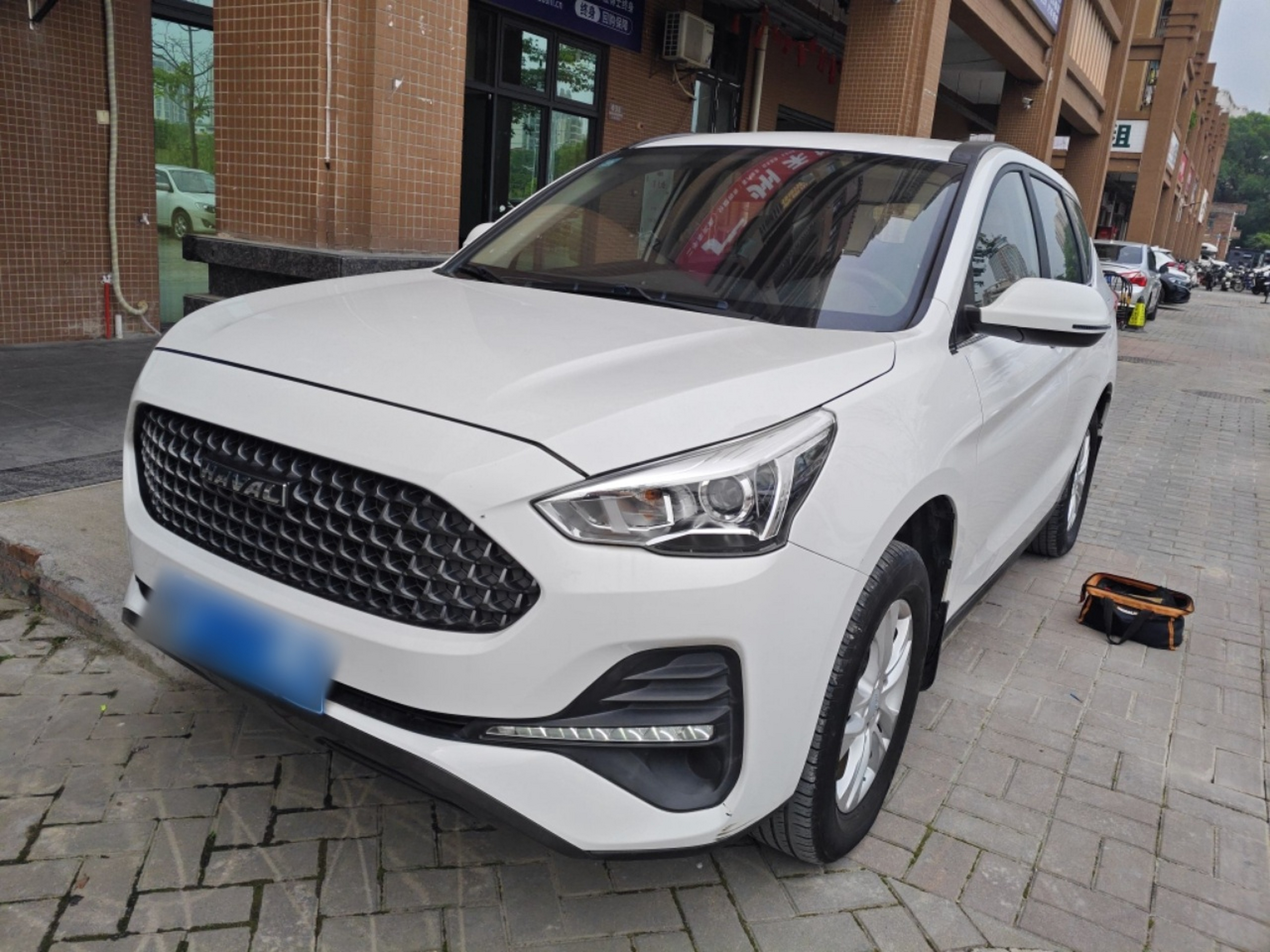 تحت مقدمة السيارة