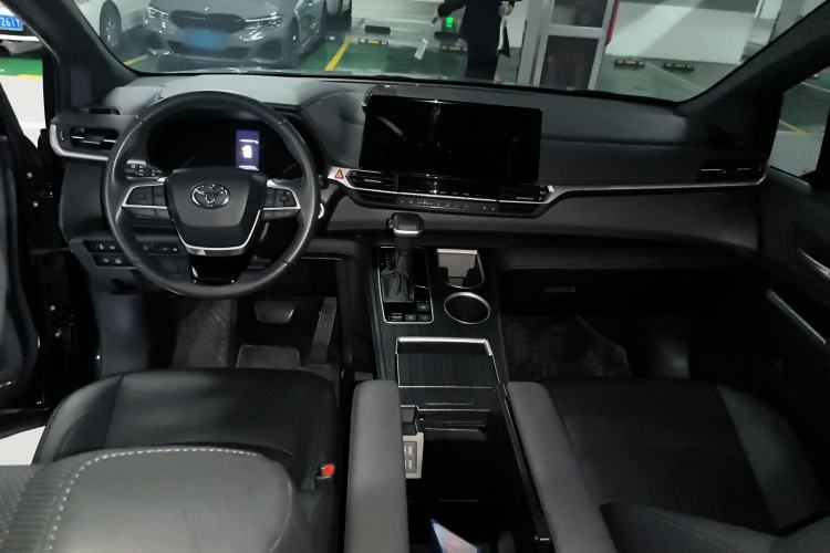 Used Toyota SIENNA 2023 2.5L Hybrid Deluxe Edition