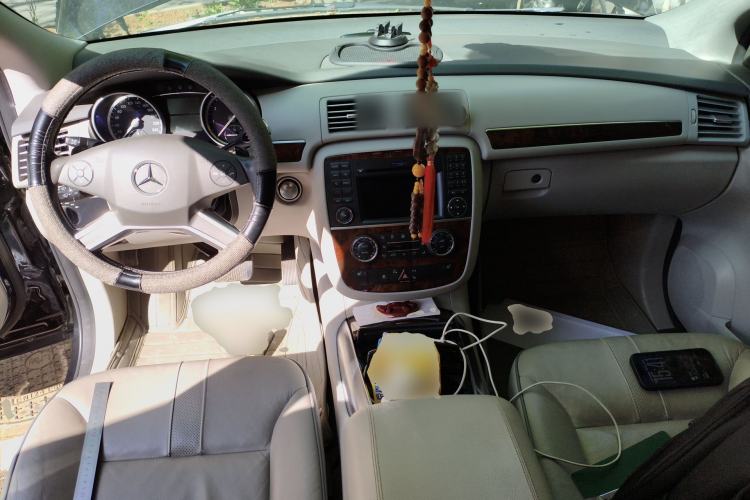 Used Mercedes-Benz R-Class 2011 R 350 L 4MATIC Center Console