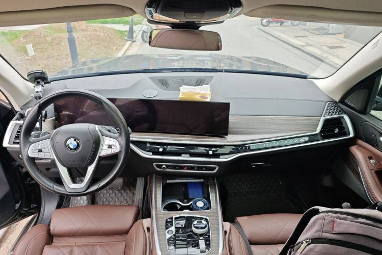 Used BMW X7 2023 xDrive40i Luxury Package with Leading Features