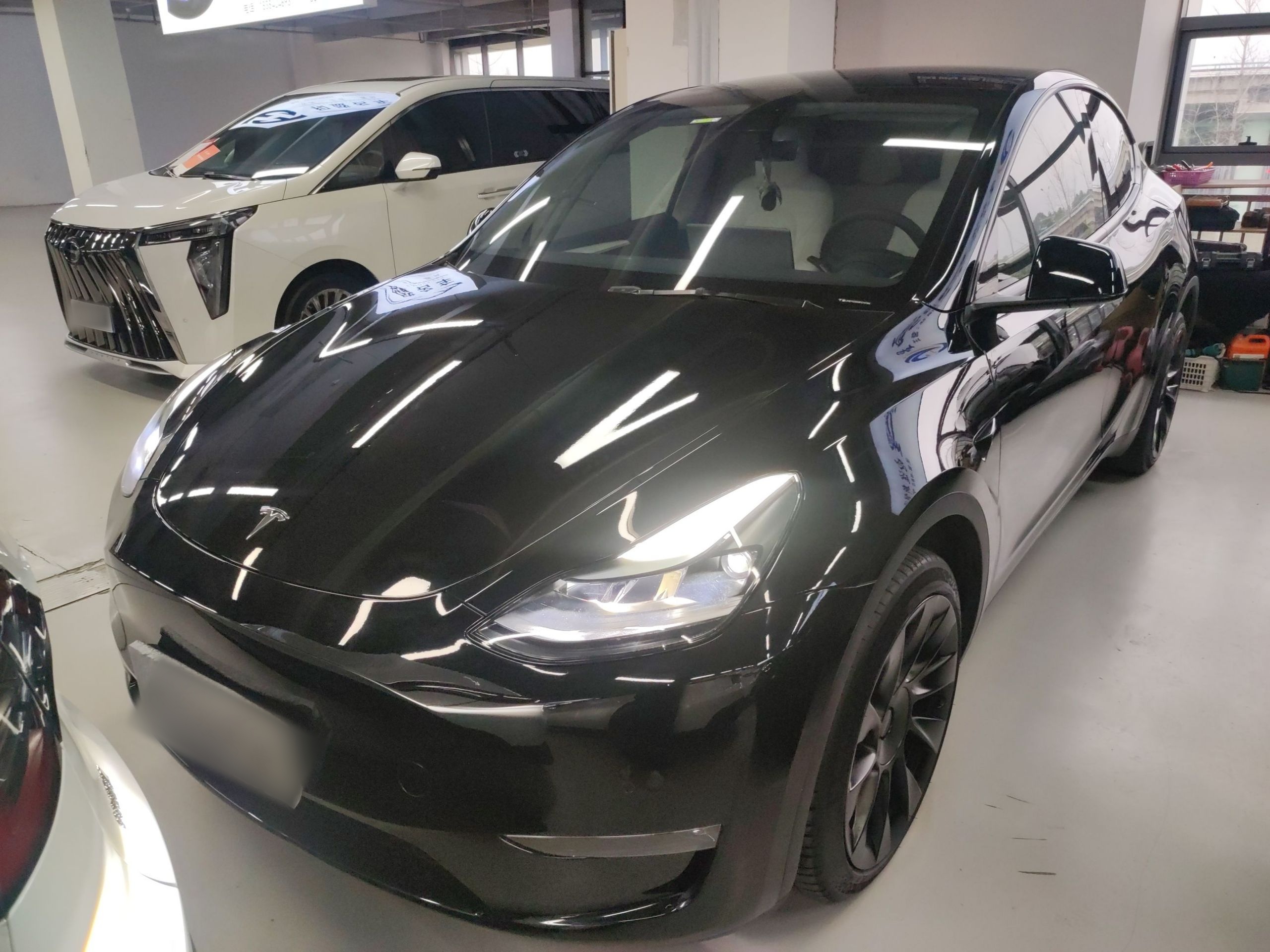 Под передней частью автомобиля